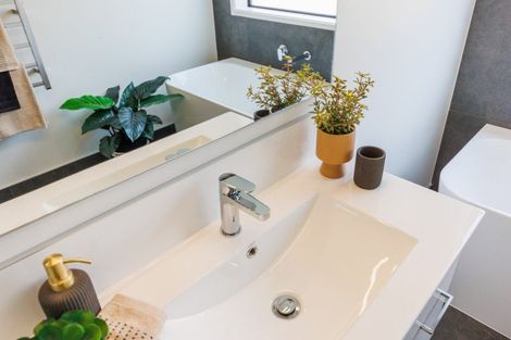 Photo of property in 9 Pahiki Crescent, Levin, 5510