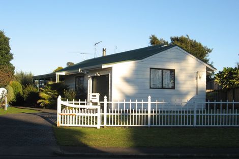 Photo of property in 28 Hadley Wood Drive, Wattle Downs, Auckland, 2103