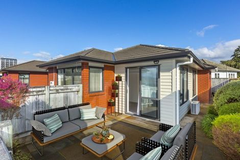 Photo of property in 4b Savage Crescent, Upper Hutt Central, Upper Hutt, 5018