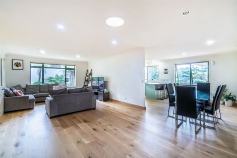 Photo of property in 32 Woodridge Avenue, Northcross, Auckland, 0630