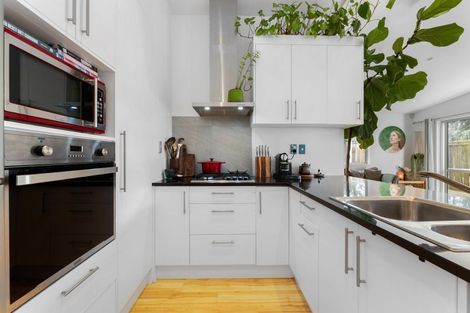 Photo of property in 10 Sauterne Road, Kumeu, 0810