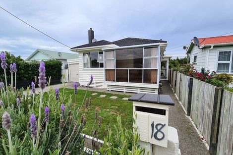 Photo of property in 18 Gisborne Terrace, Opunake, 4616