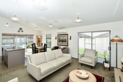 Photo of property in 37 Chadwick Place, Rototuna North, Hamilton, 3210