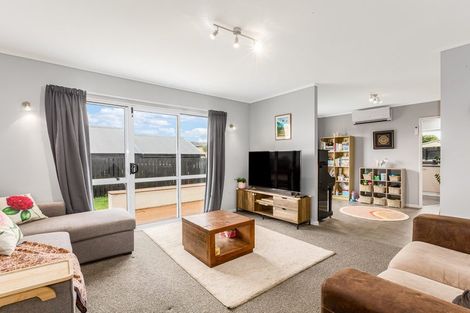 Photo of property in 2 Coventry Close, Ascot Park, Porirua, 5024