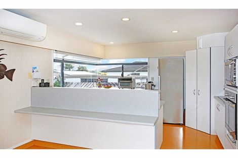 Photo of property in 48 Edgewater Parade, Waiuku, 2123