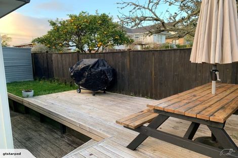 Photo of property in 2/5 Holland Road, Hillcrest, Auckland, 0627