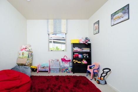 Photo of property in 2/15 Stoneleigh Court, Sunnynook, Auckland, 0632