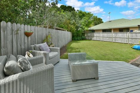 Photo of property in 18 Walton Street, Red Beach, 0932