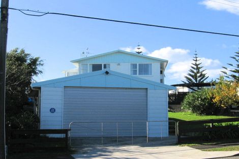 Photo of property in 3 Kaitawa Street, Waikanae Beach, Waikanae, 5036