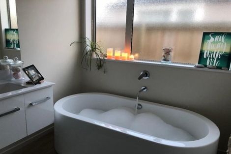 Photo of property in 32 Solander Road, Pegasus, 7612