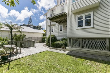 Photo of property in 12 Moana Road, Kelburn, Wellington, 6012