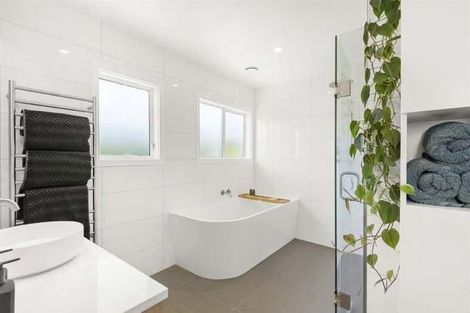 Photo of property in 14 Tarahanga Street, Northcote, Auckland, 0627