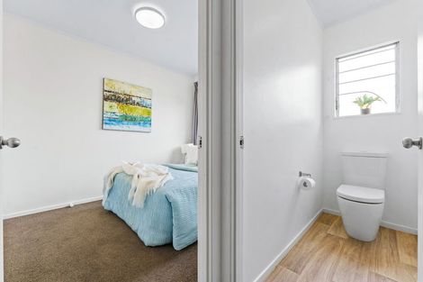 Photo of property in 1/307a Wairau Road, Totara Vale, Auckland, 0627