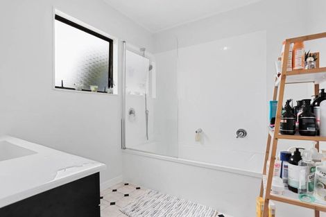 Photo of property in 9 Peterhouse Place, West Harbour, Auckland, 0618