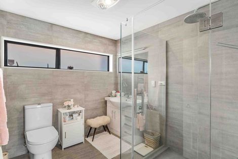 Photo of property in 32 Connemara Court, West Harbour, Auckland, 0618