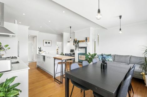 Photo of property in 17 Rangatira Road, Birkdale, Auckland, 0626