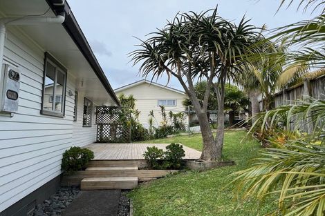 Photo of property in 32 Roick Parade, Glen Eden, Auckland, 0602
