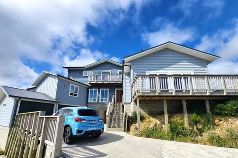 Photo of property in 14 Cessna Way, Newlands, Wellington, 6037