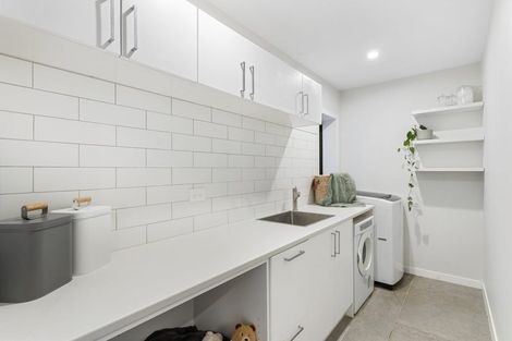 Photo of property in 12 Hyde Road, Rothesay Bay, Auckland, 0630