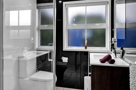 Photo of property in 16 Hector Place, Opunake, 4616