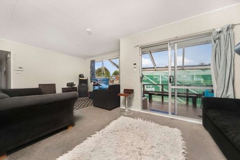 Photo of property in 21 Ngatira Place, Clendon Park, Auckland, 2103