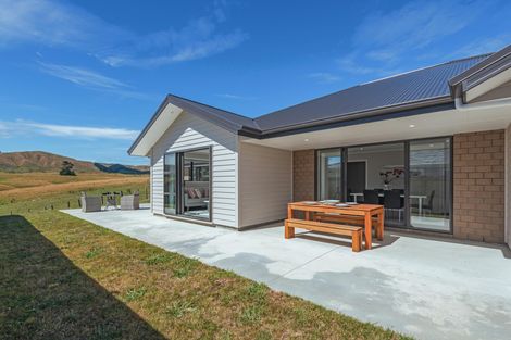 Photo of property in 20 Atlantic Drive, Fitzherbert, Palmerston North, 4410