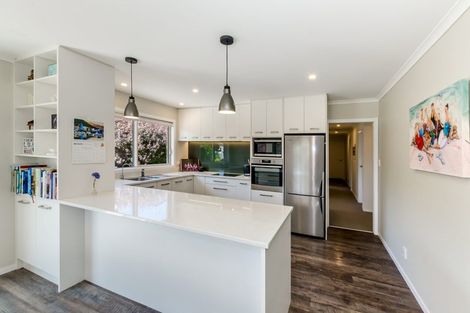 Photo of property in 44 Rewarewa Crescent, Waikanae, 5036