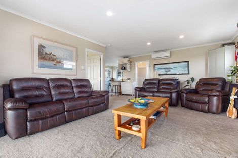 Photo of property in 9 Kawakawa Bay Coast Road, Kawakawa Bay, Papakura, 2585