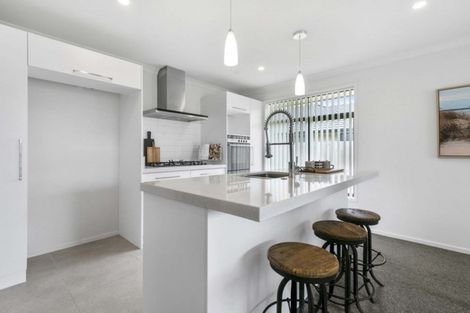 Photo of property in 13 Dumas Place, Rosehill, Papakura, 2113