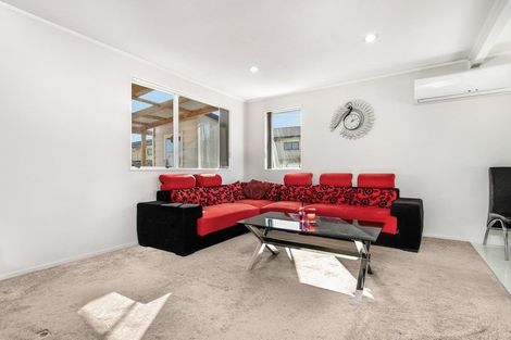 Photo of property in 2/17 Etherton Drive, Weymouth, Auckland, 2103