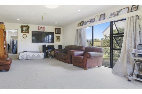 Photo of property in 17 Solveig Place, Randwick Park, Auckland, 2105