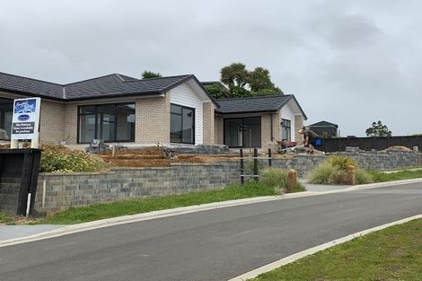 Photo of property in 5 Oakmont Crescent, Waiwhakaiho, New Plymouth, 4312