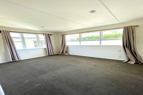 Photo of property in 4 Balmain Street, Newlands, Wellington, 6037