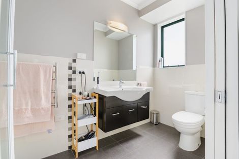 Photo of property in 19 Waiwherowhero Drive, St Andrews, Hamilton, 3200