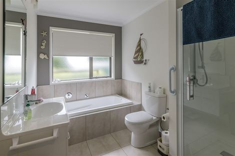 Photo of property in 17 Barry Curtis Place, Levin, 5510