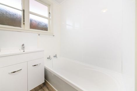 Photo of property in 33 Crewe Crescent, Hokowhitu, Palmerston North, 4410