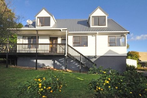 Photo of property in 2/8 Sunward Rise, Glenfield, Auckland, 0629