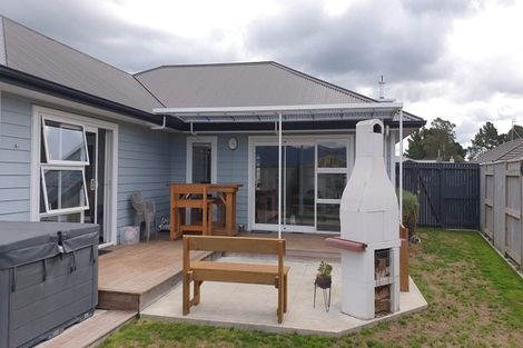 Photo of property in 118 Johnstone Drive, Fitzherbert, Palmerston North, 4410