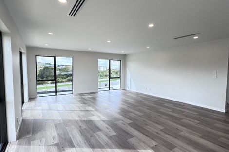 Photo of property in 130 Skulander Crescent, Orewa, 0931