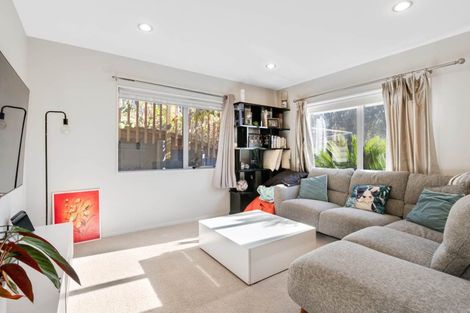 Photo of property in 69 Tamahere Drive, Glenfield, Auckland, 0629