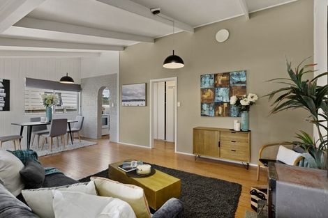 Photo of property in 9 Walton Street, Red Beach, 0932