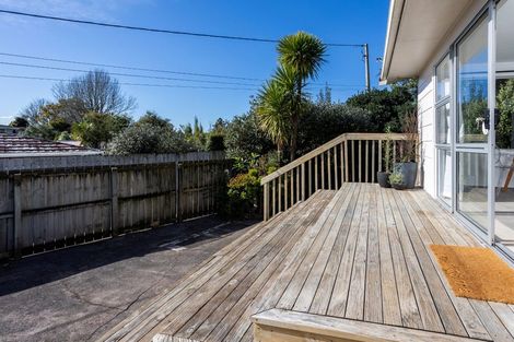 Photo of property in 2/811a Te Atatu Road, Te Atatu Peninsula, Auckland, 0610