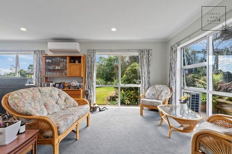 Photo of property in 27 Trossach Place, Wattle Downs, Auckland, 2103