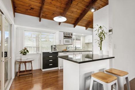 Photo of property in 17 Edgewater Drive, Pakuranga, Auckland, 2010