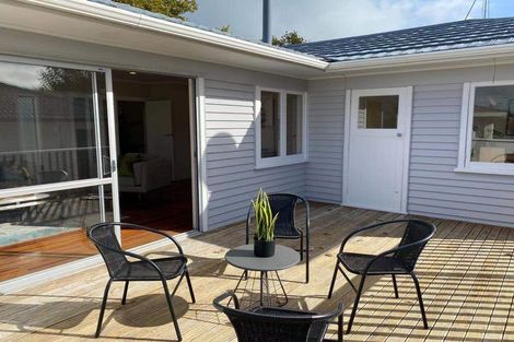 Photo of property in 48 Gladstone Road, Northcote, Auckland, 0627