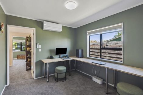 Photo of property in 4 Graham Grove, Waikanae, 5036