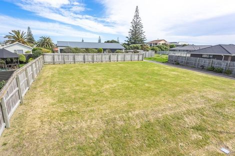 Photo of property in 43 Seagrass Place, Otaki Beach, Otaki, 5512