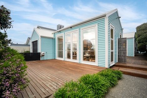 Photo of property in 69 Marine Parade, Seatoun, Wellington, 6022