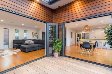 Photo of property in 410a Scenic Drive, Waiatarua, Auckland, 0612