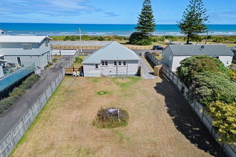 Photo of property in 38 Marine Parade, Otaki Beach, Otaki, 5512